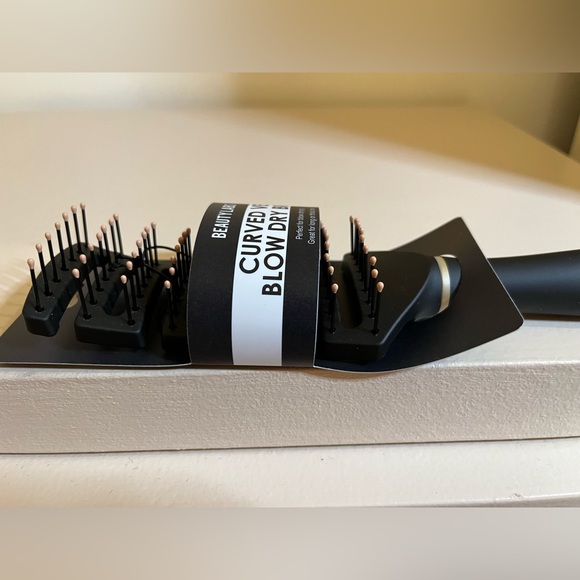 NEW curved blow dry vent brush with comfort handle excellent for volume/lift - Picture 6 of 9